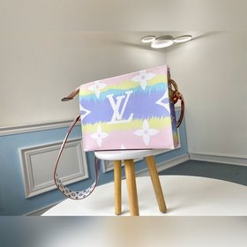 LV Модель M68138 Золотая застежка с радужным цепочкой TOILET POUC
