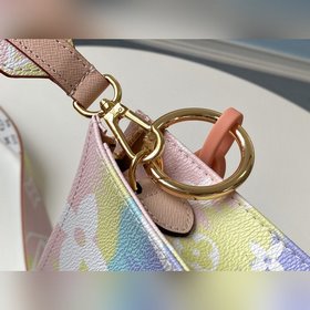 LV Модель M68138 Золотая застежка с радужным цепочкой TOILET POUC