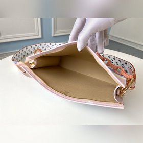 LV Модель M68138 Золотая застежка с радужным цепочкой TOILET POUC