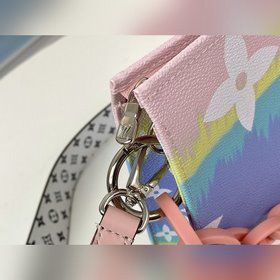 LV Модель M68138 Серебряная застежка с радужной цепочкой TOILET 