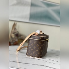 LV Артикул： M42265 Большая косметичка Независимо от того, носит
