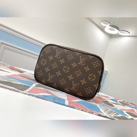 LV Модель M43383 Маленькая туалетная сумка для пожилых В настояще