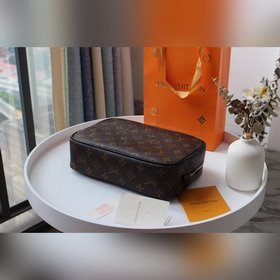 LV туалетная сумка, модель 4752 1 Эта большая косметичка имеет эл