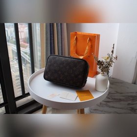 LV туалетная сумка, модель 4752 1 Эта большая косметичка имеет эл