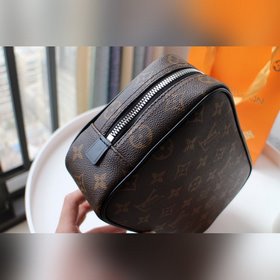 LV туалетная сумка, модель 4752 1 Эта большая косметичка имеет эл