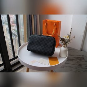 LV туалетная сумка, модель 47521 Эта большая косметичка имеет эле