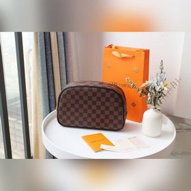 LV Косметичка, модель M47527 Эта косметичка большого размера име