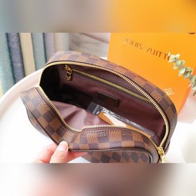 LV Косметичка, модель M47527 Эта косметичка большого размера име