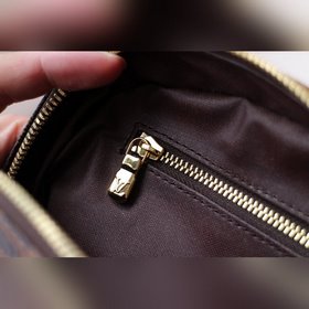 LV Косметичка, модель M47527 Эта косметичка большого размера име
