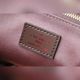 LV Косметичка, модель M47527 Эта косметичка большого размера име