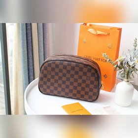 LV Косметичка, модель M47527 Эта косметичка большого размера име