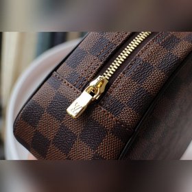 LV Косметичка, модель M47527 Эта косметичка большого размера име