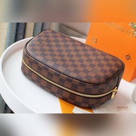 LV Косметичка, модель M47527 Эта косметичка большого размера име