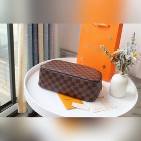 LV Косметичка, модель M47527 Эта косметичка большого размера име