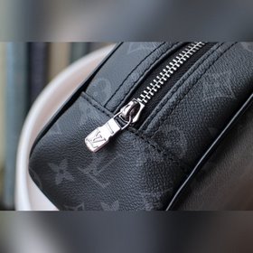 Косметичка LV, модель M47527 Эта косметичка большого размера имее