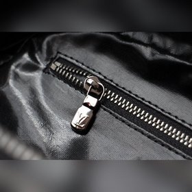 Косметичка LV, модель M47527 Эта косметичка большого размера имее