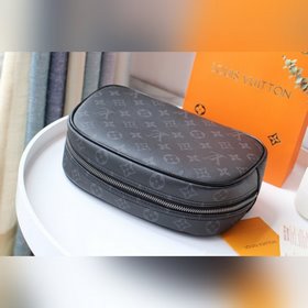 Косметичка LV, модель M47527 Эта косметичка большого размера имее