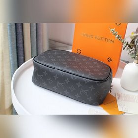 Косметичка LV, модель M47527 Эта косметичка большого размера имее