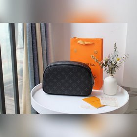Косметичка LV, модель M47527 Эта косметичка большого размера имее