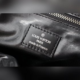 Косметичка LV, модель M47527 Эта косметичка большого размера имее