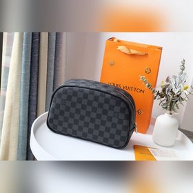 Косметичка LV, модель M47527 Эта косметичка большого размера имее
