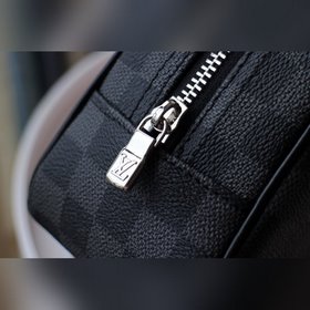 Косметичка LV, модель M47527 Эта косметичка большого размера имее