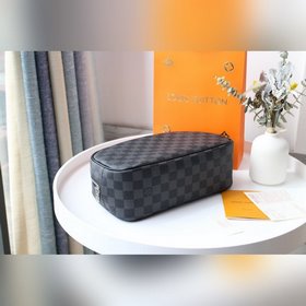 Косметичка LV, модель M47527 Эта косметичка большого размера имее