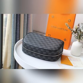 Косметичка LV, модель M47527 Эта косметичка большого размера имее