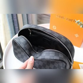Косметичка LV, модель M47527 Эта косметичка большого размера имее
