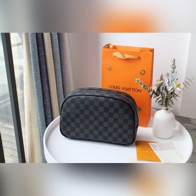 Косметичка LV, модель M47527 Эта косметичка большого размера имее