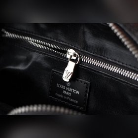 Косметичка LV, модель M47527 Эта косметичка большого размера имее