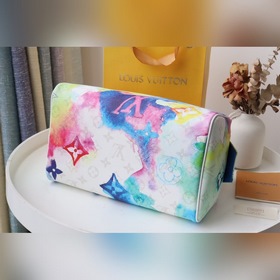 LV LU Туалетная сумка Артикул： NM44494 Эта туалетная сумка имеет