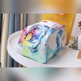LV LU Туалетная сумка Артикул： NM44494 Эта туалетная сумка имеет