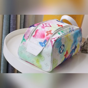 LV LU Туалетная сумка Артикул： NM44494 Эта туалетная сумка имеет