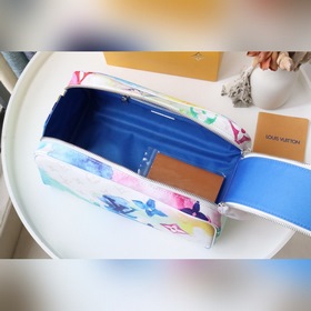 LV LU Туалетная сумка Артикул： NM44494 Эта туалетная сумка имеет