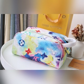 LV LU Туалетная сумка Артикул： NM44494 Эта туалетная сумка имеет