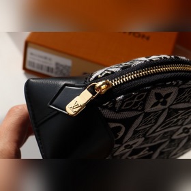 LV Модель： M69991 Косметичка Эта небольшая косметичка из ткани M