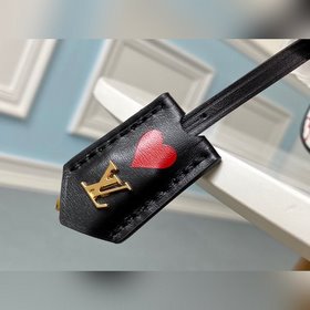 LV Артикул： M57482 Белая косметичка, маленькая  Николя Гескьер 