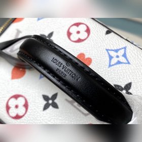 LV Артикул： M57482 Белая косметичка, маленькая  Николя Гескьер 