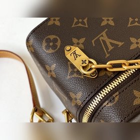 LV модель M61113, весна-лето 2020, косметичка Эта косметичка — ин