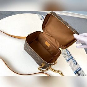 LV модель M61113, весна-лето 2020, косметичка Эта косметичка — ин