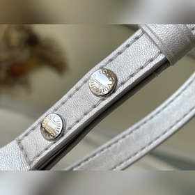 LV Артикул： M59031  Сумка Twist Small Серебристый мир снега и л