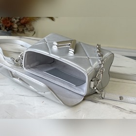 LV Артикул： M59031  Сумка Twist Small Серебристый мир снега и л