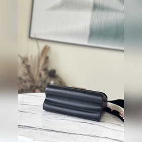 LV Артикул： M20680 Черный Средняя сумка Twist Изготовлена из зе