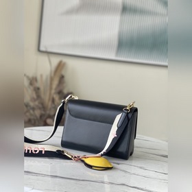 LV Артикул： M20680 Черный Средняя сумка Twist Изготовлена из зе