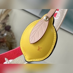 LV Артикул： M20681 Белый Средняя сумка Twist Изготовлена из зер