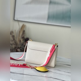 LV Артикул： M20681 Белый Средняя сумка Twist Изготовлена из зер