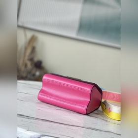 LV Артикул： M20693 Розовый Twist Маленькая сумка, полная энерги