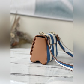 LV Артикул： M57659 Синяя сумка TWIST среднего размера с полоскам