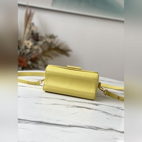 LV Модель： M58571  Сумка Twist Small Материалы сочетаются в это